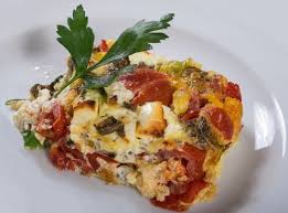 Ein Mediterraner Eierauflauf Mit Schafskase Ist Ein Sehr Leichtes Essen Und Taugt Sowohl Fur Heisse Sommertage Als Auch Als Lei Eierauflauf Essen Leichtes Essen