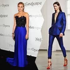 Nero e blu sono due colori che si abbinano perfettamente e non subiscono le tendenze moda. Abbinamento Blu E Nero Nei Vestiti E Una Pazzia