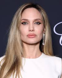 I wanted a stimulating wood-centered scent, and became interested in Thuya  wood, a coniferous tree that is considered quite special and rare.”