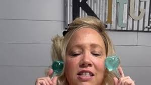 Amazon.com: MonétBeauty Ice Globes for Face, Freezer Safe and Highly  Effective Facial Globes for Daily Beauty Routines, Face Roller to Tighten  Skin, Reduce Puffiness, Enhance Circulation and Complexion (Pink) : Beauty &