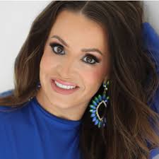 Hello 👋🏼 My name is Lauren and I'm the owner of Linked Up Nails X Lauren.  I am a licensed nail tech specializing in Russian style/dry manicures,  (detailed cuticle work), luminary nail