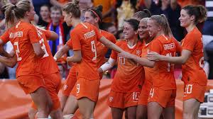 Gewoon vanaf uw eigen bank wanneer u wilt, online dames voetbalkleding bestellen. Vrouwenvoetbal Levert Speelsters Steeds Meer Op Maar Er Is Nog Veel Te Winnen Nos