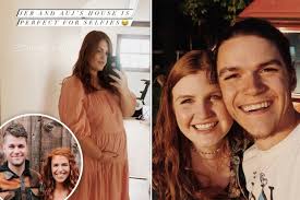Little People's pregnant Isabel Roloff shows off baby bump as she poses for  selfie at sister-in-law Audrey's house