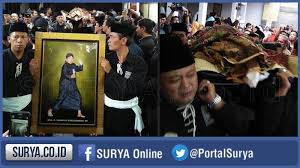 Melalui penelusuran google reverse image, diketahui bahwa foto tersebut merupakan hasil editan. Foto Pak Jokowi Psht