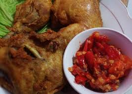 Heat a little oil in a wok over medium heat, and sauté spice paste, indonesian bay leaves, and coriander until fragrant, about 5 minutes. Gambar Ayam Goreng Sambal Gambar Makanan