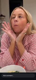 Does anyone else get SO annoyed with the dang eye twitch she does ANY TIME  she eats? : r/kayandtaysnark