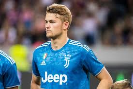 Juventus defensive lynchpin matthijs de ligt has confirmed he has not been contacted by barcelona over a summer move. De Ligt Start Op De Bank Bij Eerste Competitieduel Juventus Buitenlands Voetbal Ad Nl