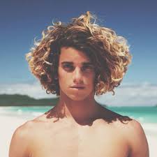 Is your hair short and frizzy? Surfer Hair For Men 20 Cool Beach Men S Hairstyles 2021 Guide