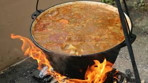 Ce iti trebuie (pentru 4 persoane): GulaÈ™ La Ceaun ReÈ›etÄƒ UngureascÄƒ Ungarisches Gulasch Goulash Bogracsban Gulyas Youtube