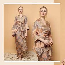 Batik jawa baru memiliki motif dan warna yang ada pada era batik jawa hokokai yang lebih disederhanakan, tetapi masih berciri khas pagi sore tanpa tumpal. 45 Motif Batik Jawa Barat Tengah Timur Beserta Filosofinya