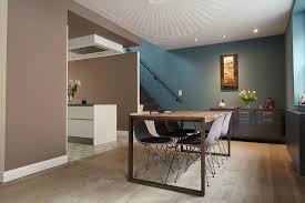 Une Salle A Manger Moderne Et Resolument Tendance Offrant Un Joli Point De Vue Sur La Cuisine Le Bleu Des Murs Fa Modern Dining Room Modern Dining Blue Walls
