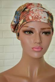 Handgemaakte chemo muts Barbara maat M terra creme met rozen