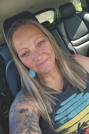 Single male looking for available female, preferably no kids. About me: Ht:  6-7 feet at the Shoulder, 800-1800 pounds, Love swimming and can dive 20  feet and stay under the water for