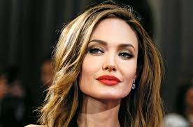 Ο θάνατος της μητέρας της, ο πασίγνωστος πατέρας, οι εξαρτήσεις από τις ουσίες, η μεγάλη καριέρα και ο παραμυθένιος γάμος της με τον μπραντ. Antzelina Tzoli Eftia3e Profil Sto Instagram Kai Ekane Thn Prwth Ths Anarthsh Gia To Afganistan Eley8eros Typos