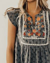 La carta da parati figli dei fiori della categoria anni 70 è una decorazione l'abbigliamento e le tendenze della moda anni '70. 410 Ottime Idee Su Figli Dei Fiori Nel 2021 Abiti Vestiti Figli Dei Fiori
