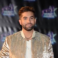 Dans mes bras, evidemment & habibi et 3 photos polaroid exclusives disponible en précommande. Kendji Girac Cet Etonnant Metier Qu Il A Exerce Avant D Etre Chanteur Gala