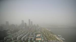 중국발 황사 유입으로 오후 2시부터 서울 지역엔 미세먼지 경보가 발령된 상태. 5ietvssmbsd3m