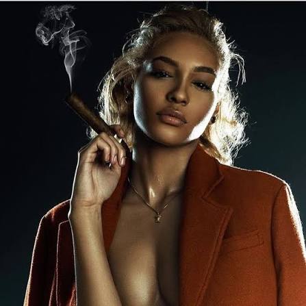 Beauty with cigar | EROTICA in 2019 | Women smoking cigars – The  CigarMonkeys