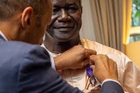 🇫🇷✨ Quel honneur de remettre les insignes de l'Ordre des Arts et des  Lettres et des Palmes Académiques à six partenaires de longue date ! 🎖 Dr.  Erin Greenwald 🎓 Dr. Evelyne