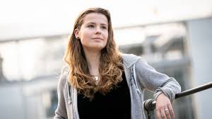 Bei den klimaführern wie greta thunberg, luisa neubauer, carla reemtsma oder jakob blasel handelt es sich nämlich keineswegs um wunderkinder. Mademoiselle Neubauer Auf Dem Steckenpferd Rt De