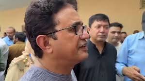 پمز ہسپتال کے ایگزیکٹو ڈائریکٹر عمران سکندر ہسپتال میں خوفناک حادثے کے 6  گھنٹے بعد منظر عام پر آئے ہیں اور ان کی ڈھٹائی دیکھیں کیسے سینہ چوڑا کر کے  بے خوف