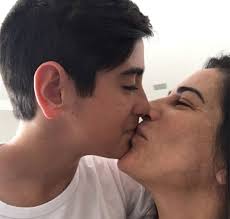 Piny@pinymontoro.com.br clique no link para comprar na loja oficial da gloria. Cacula De Gloria Pires Faz Aniversario E Ganha Beijinho Da Mae Veja O Clique Estrelando