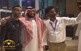 شاهد ولي العهد يلتقط الصور التذكارية مع مرتادي مطعم في الإمارات صحيفة المرصد