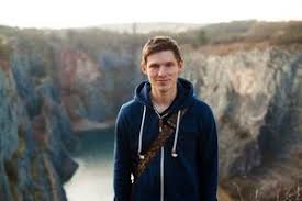 Öncelikle, batı müzik sisteminde kullanılan ve notaları sembolize eden soprano ukulele'nin akort sesleri aşağıdaki gibidir. Pisnicka Noty A Akordy Czhity Cz