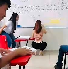 Polémica por el cartel de una maestra a los padres de sus estudiantes.  https://materialeducativope.blogspot.com/