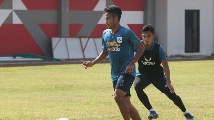 Finky Pasamba berlatih di PSIS Semarang.