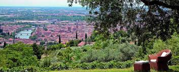 Situate nella riservata ed esclusiva location della corte di san mattia a 300 metri dall'ingresso principale e raggiungibili sia a piedi che in macchina, la casa della stia gode di un parcheggio. Corte San Mattia Vendita Vino Online