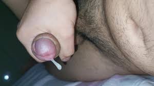 ragazzo operaio di 19 anni molto voglioso si fa una sega e sborra pensando  al suo capo figo