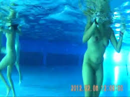 Des Filles Nues Dans Une Piscine Blog Voyeur