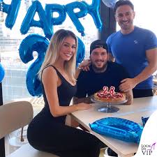 Ünlü oyuncu can yaman ile i̇talyan spiker diletta leotta'nın aşkı son sürat devam ediyor. Diletta Leotta Quarantena D Amore Ma Con Il Terzo Incomodo Look Da Vip