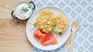 Ein Teller Mit Gemuseschnitzel In Mandelkruste Und Raucherlachs Und Ein Schalchen Mit Krauterquark Stehen Auf Dem Tisch Gemuseschnitzel Rezepte Gemusegerichte