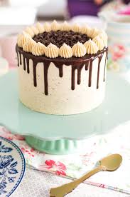 La decoración de tartas es una de las artes de repostería que emplea glaseados, coberturas, merengue y otros elementos decorativos comestibles para mejorar el aspecto de las tartas. Video Receta Tarta De Moca Y Chocolate Blog De Recetas De Reposteria Reposteria Recetas Pastel De Chocolate Decoracion Tartas