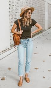 Lightwash Jeans And Tee Casual Women S Outfit Jeans Outfit Summer Austin Style Summer Outfits