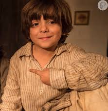 Foto: Quinzinho (Theo de Almeida Lopes) diz a Joaquim (Chay Suede) que  Thomas (Gabriel Braga Nunes) tem um quarto na taberna, na novela 'Novo  Mundo'