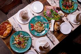 An everyday dinner table setting is ideal for weeknight family dinnertimes or a casual meal at home with friends. Premium Photo Table Setting For A Dinner Party
