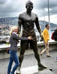 There are no busts or statues in bronze that look like the person, aveiro said. Serie A Juventus Tourists Rub And Touch The Genitals Of Cristiano Marca English