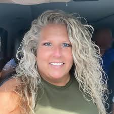 What are Robyn's oldest girls going to college for?