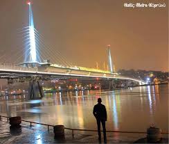 橫跨伊斯坦布爾金角灣 僅供地鐵往來造型美觀的金角灣地鐵橋 橋上的ㄧ側也有提供行人專用的走道 c mustafa dutar