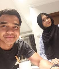 Alif started his singing career after winning third place in 8tv's reality singing competition, one in a million (oiam), in its inaugural season in 2006. Isteri Alif Satar Cemburu Melihat Aksi Romantis Alif Dalam Drama Dia Semanis Honey Picisan Hakim Ramli