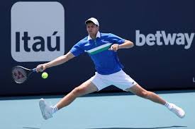 Hubert hurkacz ashinda taji la miami open baada ya kumshinda jannik sinner kwenye fainali. Poland S Hurkacz Savours Breakthrough Victory At Miami Open Reuters