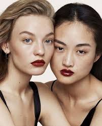 陶傑- 繼意大利名牌D & G 辱華事件之後，西班牙Zara 選用一位面有雀斑的華裔女模特兒，又因此女「不夠漂亮」，被中國網民狂罵，指西班牙Zara  借此圖辱華兼種族歧視中國人。 其實Zara 可能已經想到中國式的超級玻璃心之病態，華裔女模特兒已經不是單眼皮，同圖的白人女模特 ...