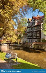 Swift code is used while transferring money between banks, particularly for international wire transfers. Mann Der Auf Einer Bank Durch Gera Fluss In Erfurt Hauptstadt Von Th Schlaft Redaktionelles Foto Bild Von Orange Heimatlos 130886071