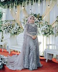 Menyewakan baju yang sesuai untuk majlis pertunangan, akad nikah dan kahwin. Sewa Gaun Pengantin Jogja Info Kece