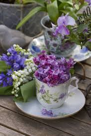 Fleurir Des Tasses Avec Des Fleurs Lilas Bouquet Printanier Lilas Fleur Fleurs Romantiques
