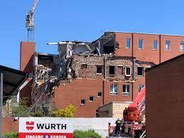 Die feuerwehr rettete einen schwerverletzten, der aber später. P Scojowtemunm