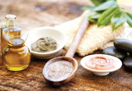 L'ingrediente principale di cui abbiamo bisogno per creare una crema nutriente è il burro di karité, un prodotto naturale dalle proprietà nutrienti, cicatrizzanti e rigeneranti della pelle. Crema Viso Per Pelle Secca Le Tre Migliori Ricette Fai Da Te